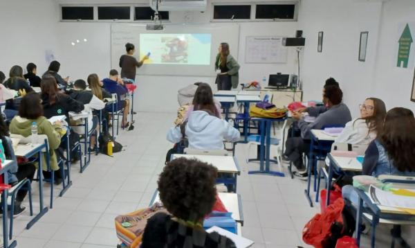 "Mudou minha visão de mundo", diz ex-aluna de cursinho popular