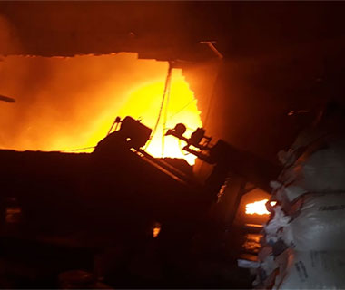 Incêndio de grandes proporções atinge fábrica de reciclagem no Angelim