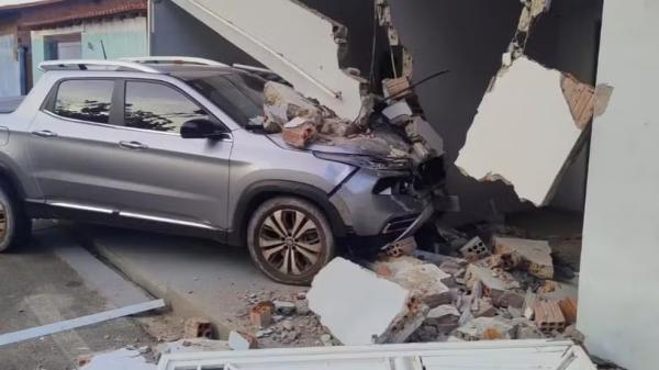 Carro perde o controle e atinge casa de vice-prefeito de cidade do Piauí; veículo é de secretária