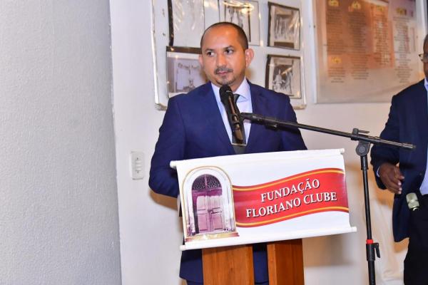 A obra liter&aacute;ria trouxe na capa a imagem da C&acirc;mara Municipal de Floriano e no seu interior, um artigo de autoria do presidente Marcony.(Imagem:CMF)