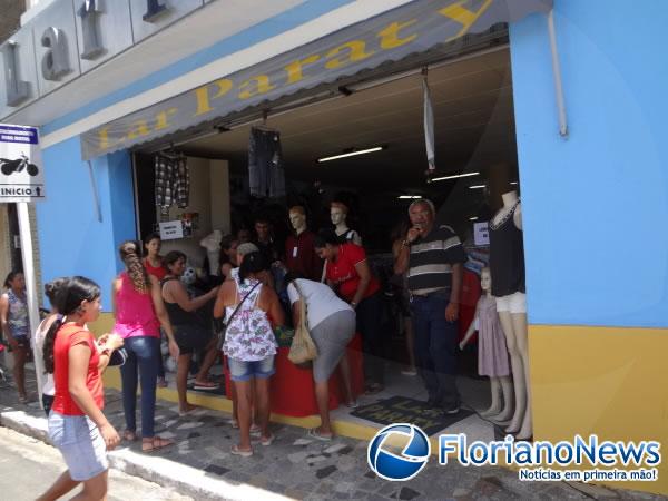 Consumidores aproveitaram o sald&atilde;o de Natal na loja Lar Paraty.(Imagem:FlorianoNews)