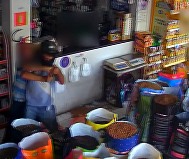 PM tenta tomar arma de bandido durante assalto em pet shop