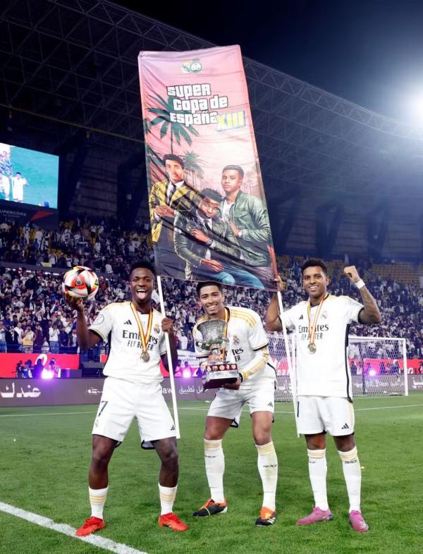 Vinicius Junior, Bellingham e Rodrygo na festa do t&iacute;tulo da Supercopa da Espanha.(Imagem:Getty Images)
