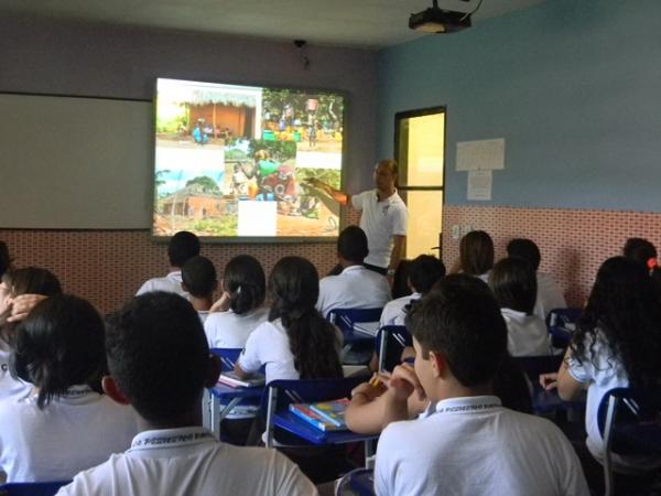 Aula com os alunos da 7&ordf; s&eacute;rie sobre a &Aacute;frica com a presen&ccedil;a de James Carvalho - engenheiro da Vale do Rio Doce na &Aacute;frica do Sul.(Imagem:EPP)