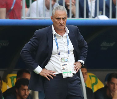 Tite descarta favoritismo e defende Neymar após partida contra México
