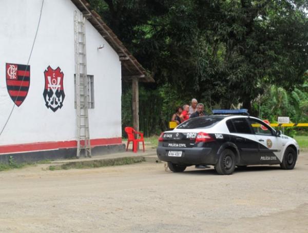 Polícia vai a CT e entrega documento sobre caso de vídeo íntimo de R10