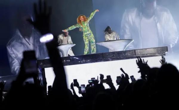 Mais de 2 milhões de pessoas assistem ao show de Shakira em Copacabana