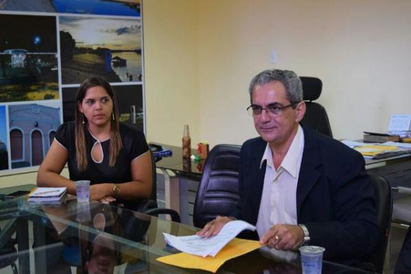 Gilberto J&uacute;nior discute conv&ecirc;nio entre Estado e Munic&iacute;pio para melhorar o abastecimento de &aacute;gua.(Imagem:Waldemir Miranda)