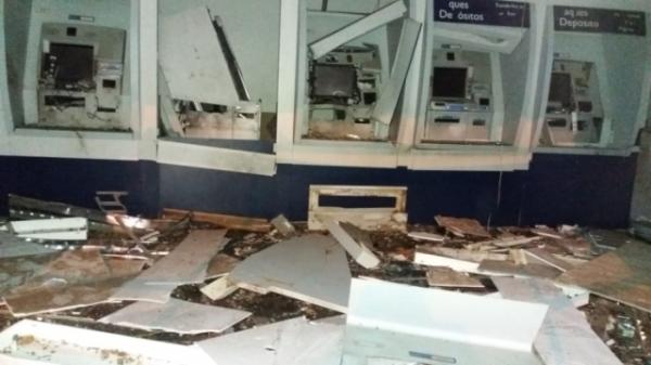 Quadrilha fortemente armada explode dois bancos em Campo Maior