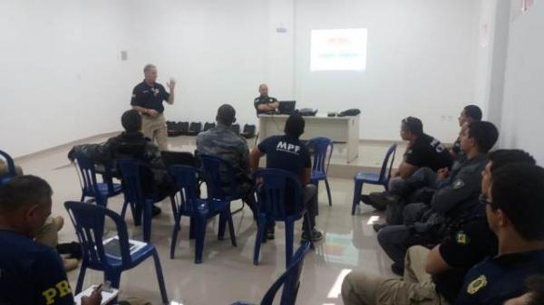 PRF realiza capacitação para o uso de Dispositivo Condutor de Eletricidade para agentes de Floriano