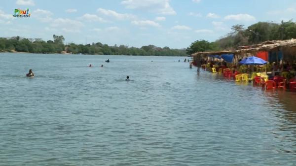 Prainha de água doce em Floriano, entre Piauí e Maranhão, atrai milhares de turistas durante o B-R-O