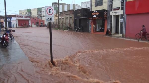 Picos tem ruas e avenidas alagadas ap&oacute;s chuva de mais de 10 horas.(Imagem: TV Clube)