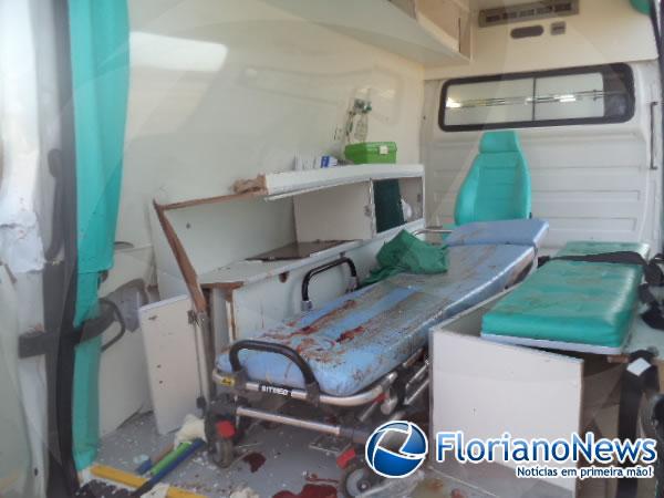 Acidente envolvendo carreta e ambul&acirc;ncia deixa quatro feridos.(Imagem:FlorianoNews)