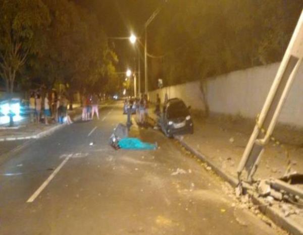 Ap&oacute;s ultrapassar &ocirc;nibus, carro capota mata um e fere dois.(Imagem:Cidadeverde.com)