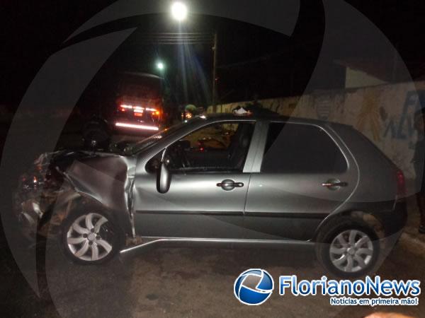 Autom&oacute;vel atropela casal em parada de &ocirc;nibus e colide contra carreta.(Imagem:FlorianoNews)