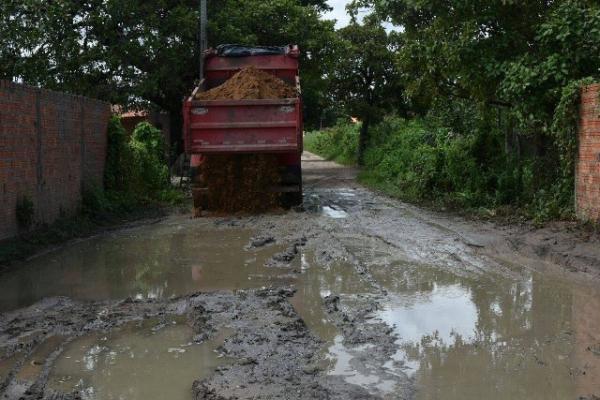 Bairro Cajueiro II recebe servi&ccedil;os de corre&ccedil;&atilde;o de solo.(Imagem:SECOM)