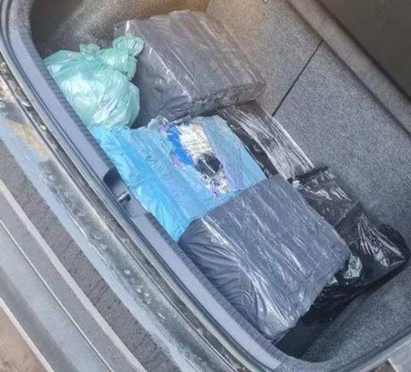 PRF apreende 137 tabletes de maconha em porta-malas de carro na cidade de Bom Jesus