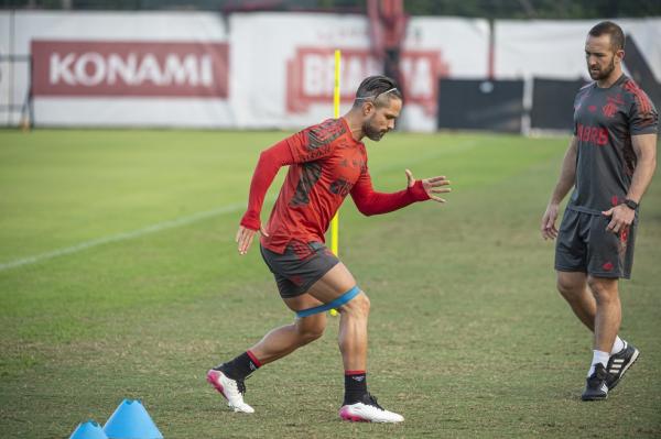 Diego no treino do Fla. Volante n&atilde;o fica &agrave; disposi&ccedil;&atilde;o para o jogo da Libertadores.(Imagem:Alexandre Vidal/Flamengo)