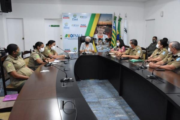 Governadora recebe comando da polícia comunitária para apresentação de projetos
