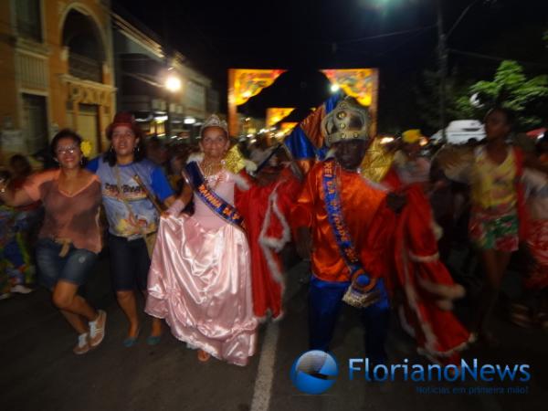 Cores, brilhos e samba no p&eacute; marcaram os desfiles das escolas de samba.(Imagem: FlorianoNews)