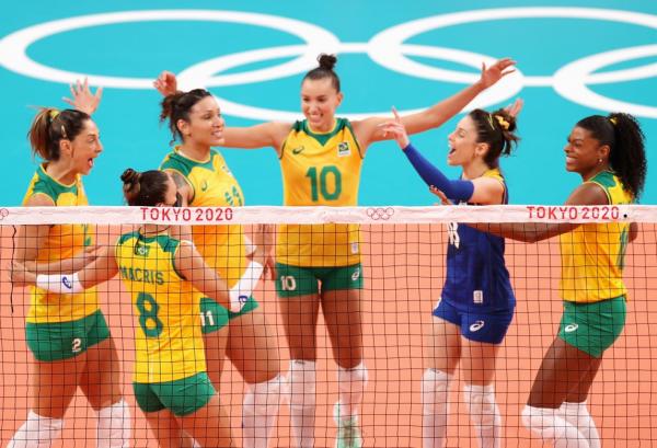 Brasil vence Japão e se firma em segundo no vôlei feminino; Macris se machuca