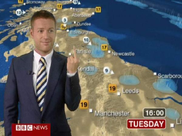 Tomasz Schafernaker mostrou seu dedo m&eacute;dio ap&oacute;s o &acirc;ncora Simon McCoy ter chamado a previs&atilde;o do tempo dizendo que ela seria '100% precisa'. (Imagem:BBC News)