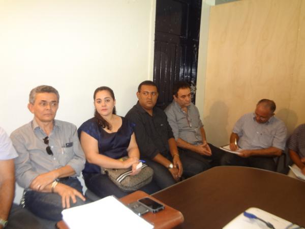 Gilberto J&uacute;nior realizou primeira reuni&atilde;o com equipe de secret&aacute;rios.(Imagem:FlorianoNews)