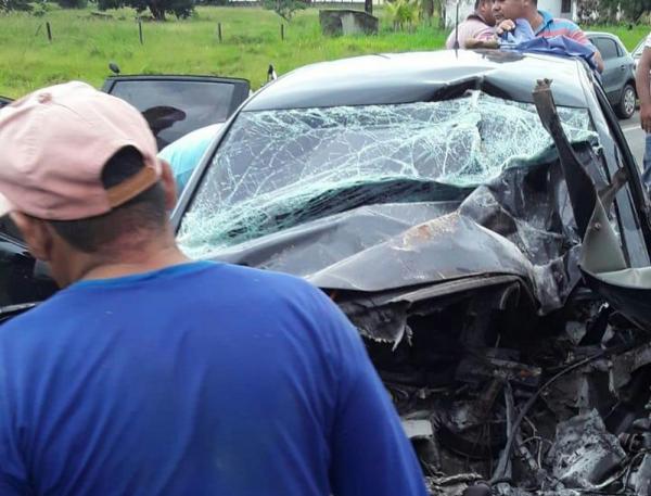 Colisão entre carro e caminhão causa morte de jovem na BR-316