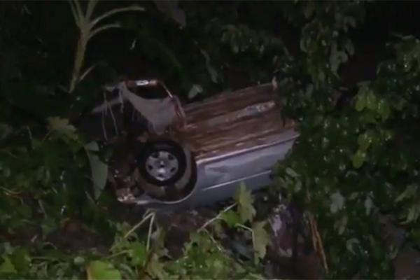 Carro é arrastado pela chuva, cai em galeria e motorista morre