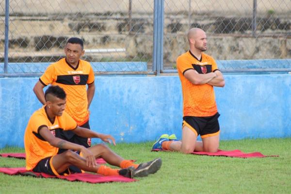 Augusto, Niel e Caio Eltink fazem trabalho separado no Flamengo-PI e n&atilde;o devem jogar.(Imagem: Wenner Tito)