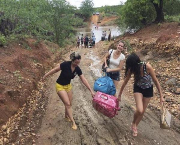 Corpo de Bombeiros faz travessia de fam&iacute;lias isoladas na cidade de Dom Inoc&ecirc;ncio.(Imagem:Cidadeverde.com)