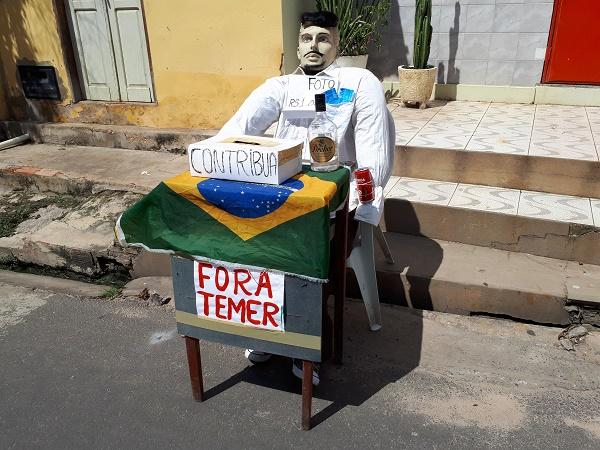Moradores de Floriano protestam com o Judas "Fora Temer"
