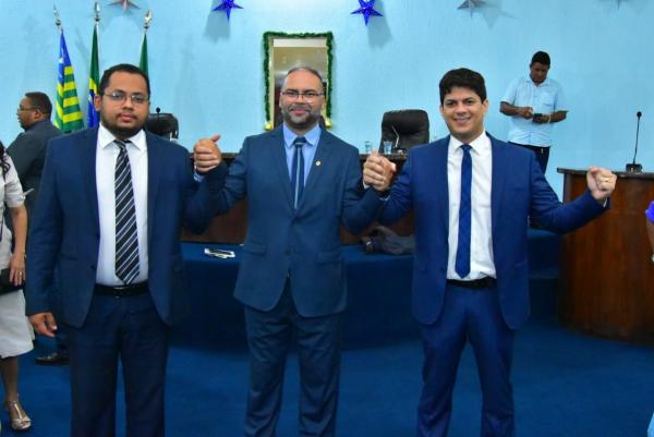 Vereador Dessim Almeida, eleito 1&ordm; secret&aacute;rio, vereador Joab Curvina, reeleito presidente da C&acirc;mara, e vereador En&eacute;as Maia, eleito vice-presidente.(Imagem:CMF)