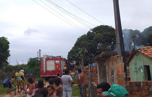 Populares incendeiam casa de suspeito de estupro em Parnaíba