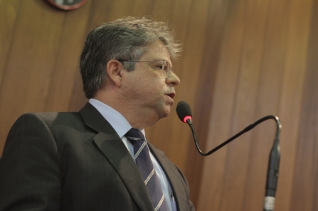 Gustavo Neiva quer informação atraso no pagamento de serviços do Estado em atraso