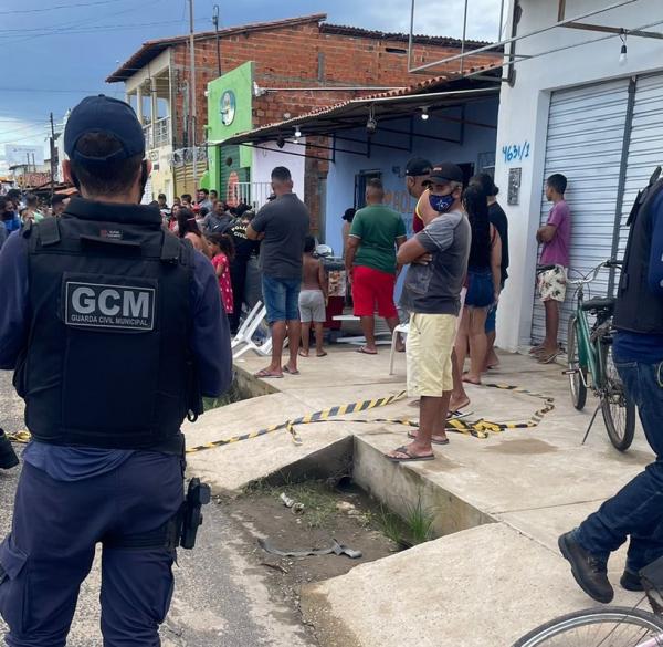 Segundo a Polícia Militar, Marcelo usava uma tornozeleira eletrônica, e tinha passagens por porte ilegal de arma de fogo e tráfico de drogas. Os policiais militares isolaram o loc(Imagem:Reprodução)