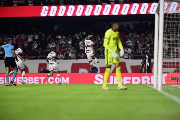 Lucas comemora gol do S&atilde;o Paulo contra o Botafogo.(Imagem:Marcos Ribolli)