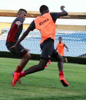 Índio e Rogério são poupados, e Flávio usa trinca ofensiva. Xuxa sente