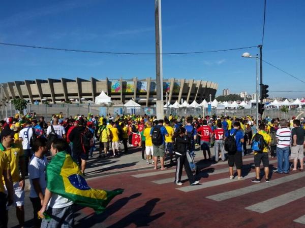 Animados, chilenos e brasileiros se misturam na chegada ao Mineirão