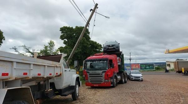 Poste de energia elétrica em estado crítico ameaça segurança no bairro Tiberão