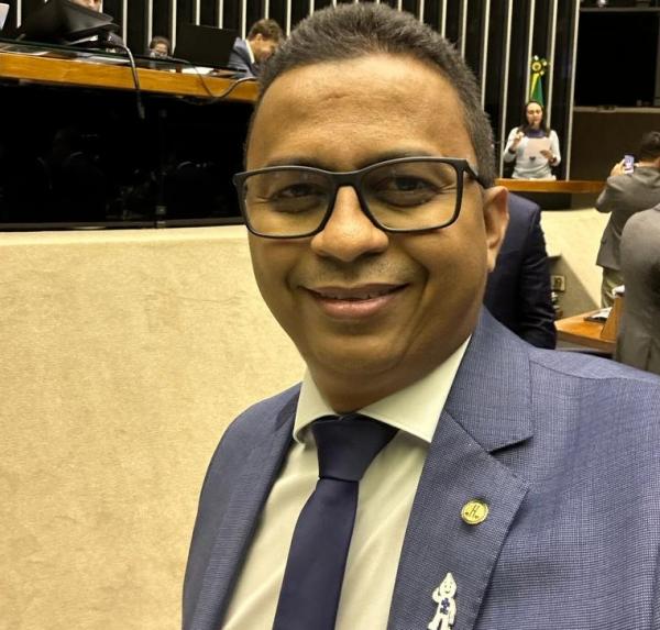 Deputado Dr. Francisco Costa anuncia aprovação do novo Bolsa Família na Câmara dos Deputados