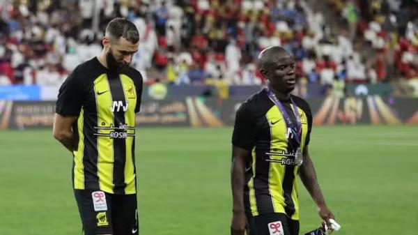 Benzema e Kant&eacute;, com as medalhas de prata ap&oacute;s derrota do Al-Ittihad para o Al-Hilal na Supercopa Saudita.(Imagem:Stringer/Reuters)