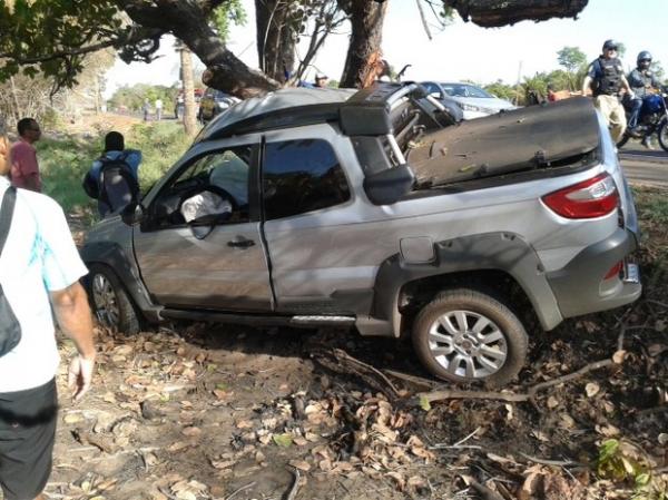 Ap&oacute;s sair da pista o carro colidiu com uma &aacute;rvore.(Imagem:M&aacute;rio Raulino/Arquivo Pessoal)