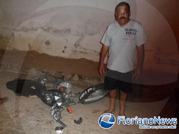 Carlos Rodrigues, propriet&aacute;rio da motocicleta.(Imagem:FlorianoNews)