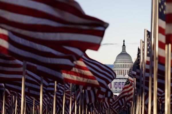 Domo do Capit&oacute;lio dos EUA &eacute; visto a partir da instala&ccedil;&atilde;o das bandeiras no Passeio Nacional, em Washington, em 20 de janeiro de 2021.(Imagem: Julio Cortez/AP)