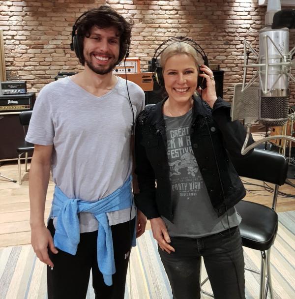 Paula Toller se volta para o brilho pop das pistas em single gravado com o filho, Gabriel Farias
