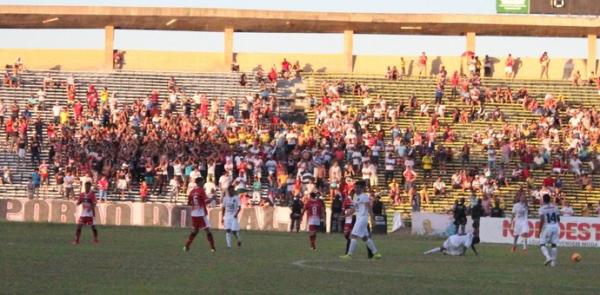 Para o t&eacute;cnico, grupo pode ter ficado nervoso diante da torcida local.(Imagem:Daniel Cunha)