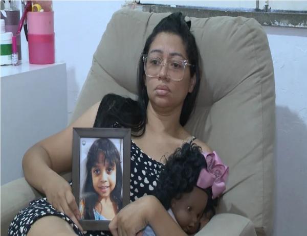 M&atilde;e chora e pede Justi&ccedil;a ao relatar morte da filha de 6 anos quando policial reagiu a assalto (Imagem:Reprodu&ccedil;&atilde;o)