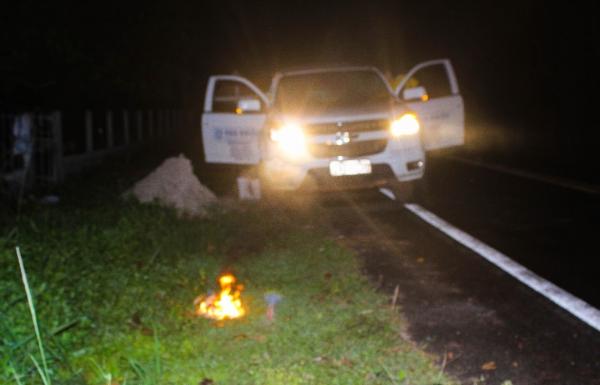Equipamentos de prote&ccedil;&atilde;o foram queimados na porta de cemit&eacute;rio no Piau&iacute;.(Imagem:Arquivo Pessoal/Thiago)
