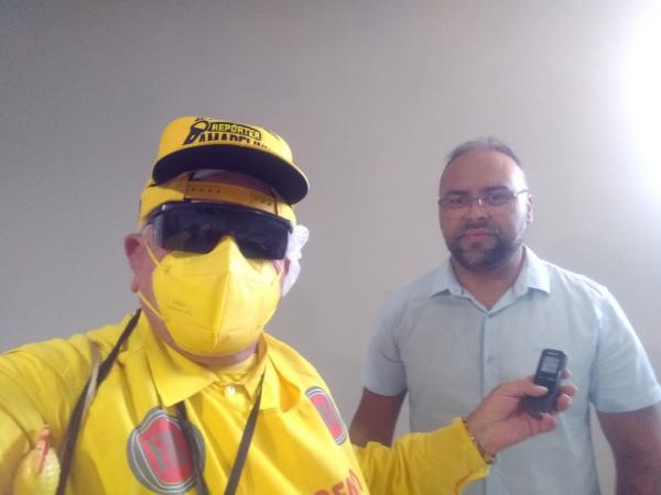 Joab Curvina com o rep&oacute;rter Amarelinho(Imagem:FlorianoNews)